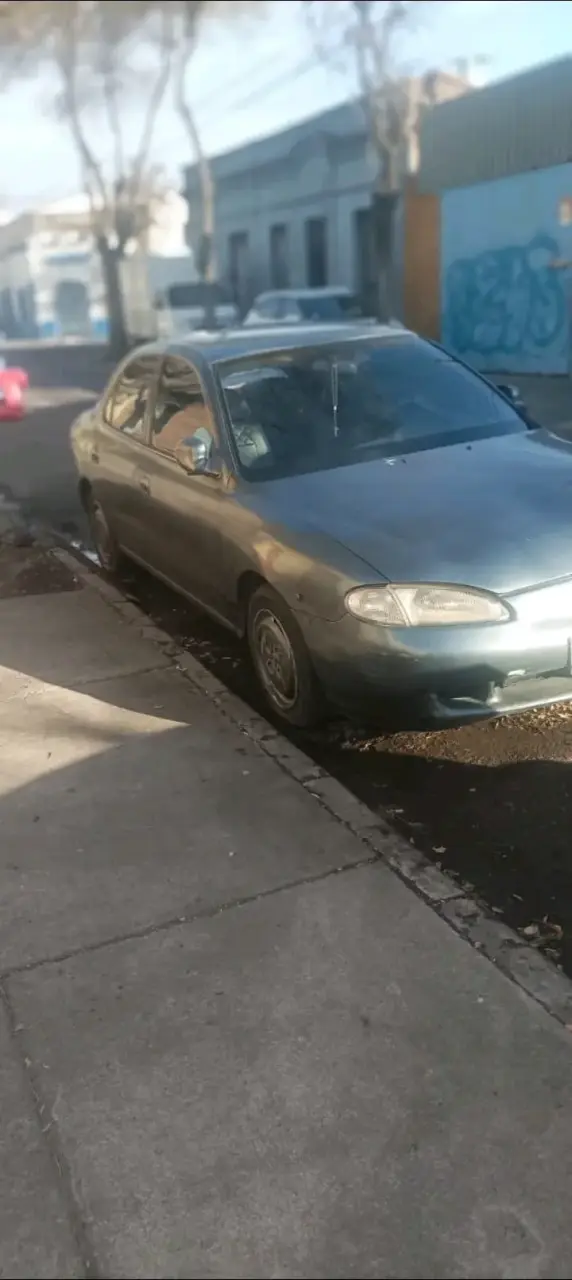 Auto Hyundai usado en buen estado - 2
