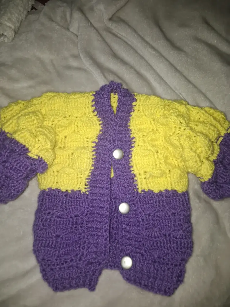 Chaleco tejido a crochet amarillo y morado - 1