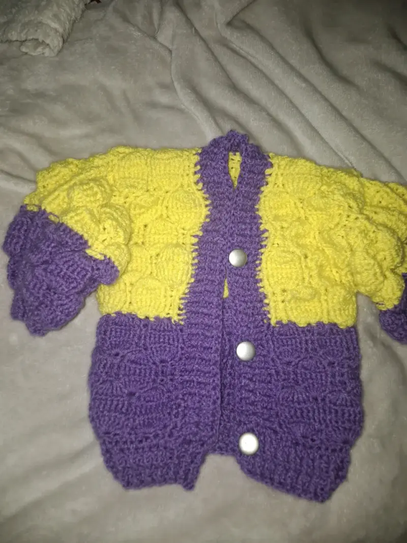 Chaleco tejido a crochet amarillo y morado - 2