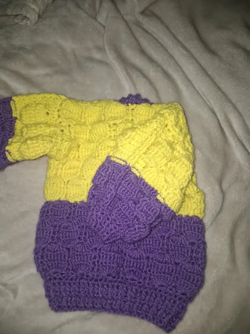 Chaleco tejido a crochet amarillo y morado - 3