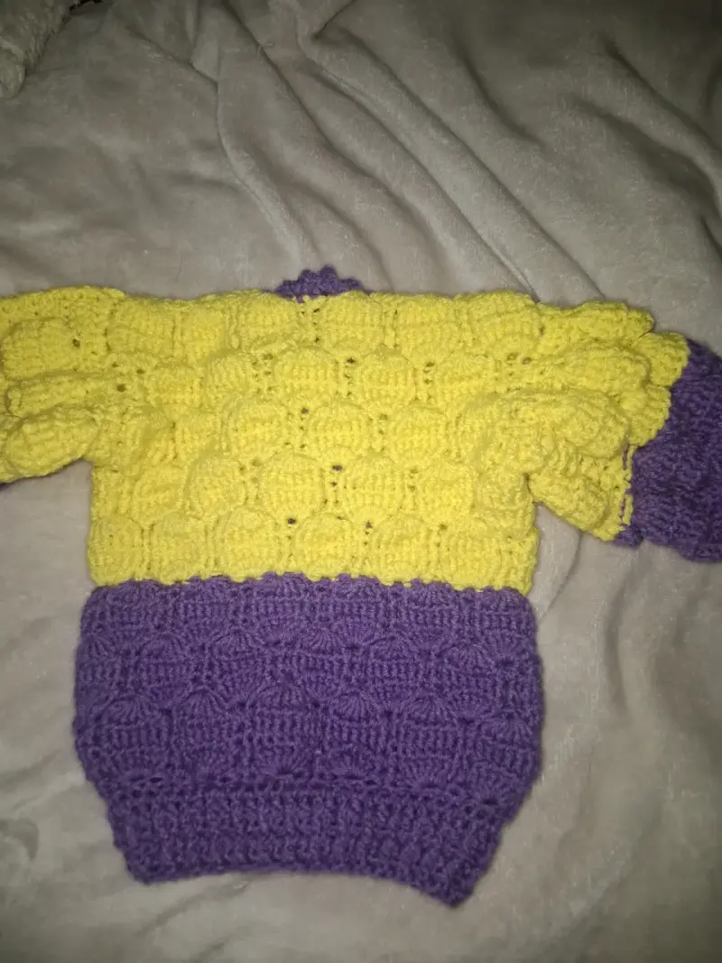 Chaleco tejido a crochet amarillo y morado - 4