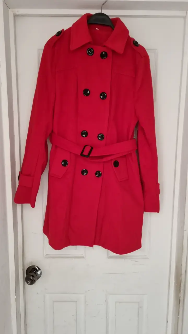 Abrigo rojo de mujer con cinturón