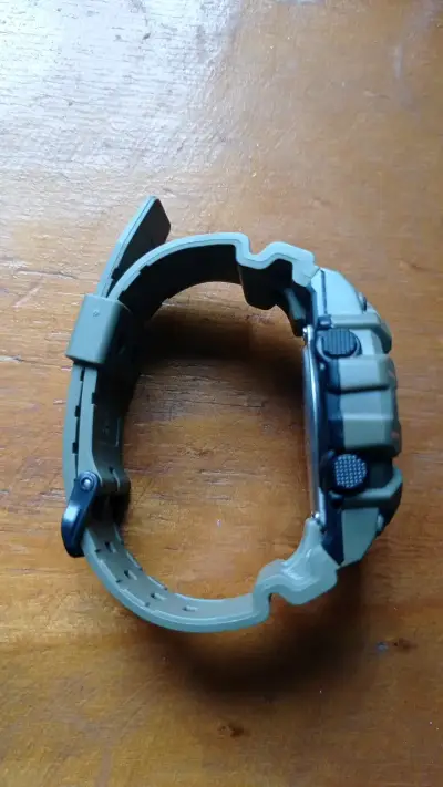 Reloj Casio resistente al agua con batería de 10 años - miniatura 4