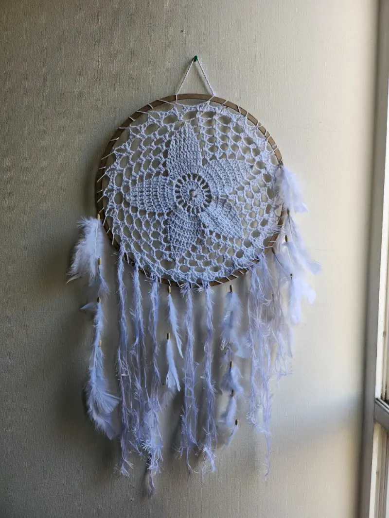 Atrapasueños artesanal con plumas blancas