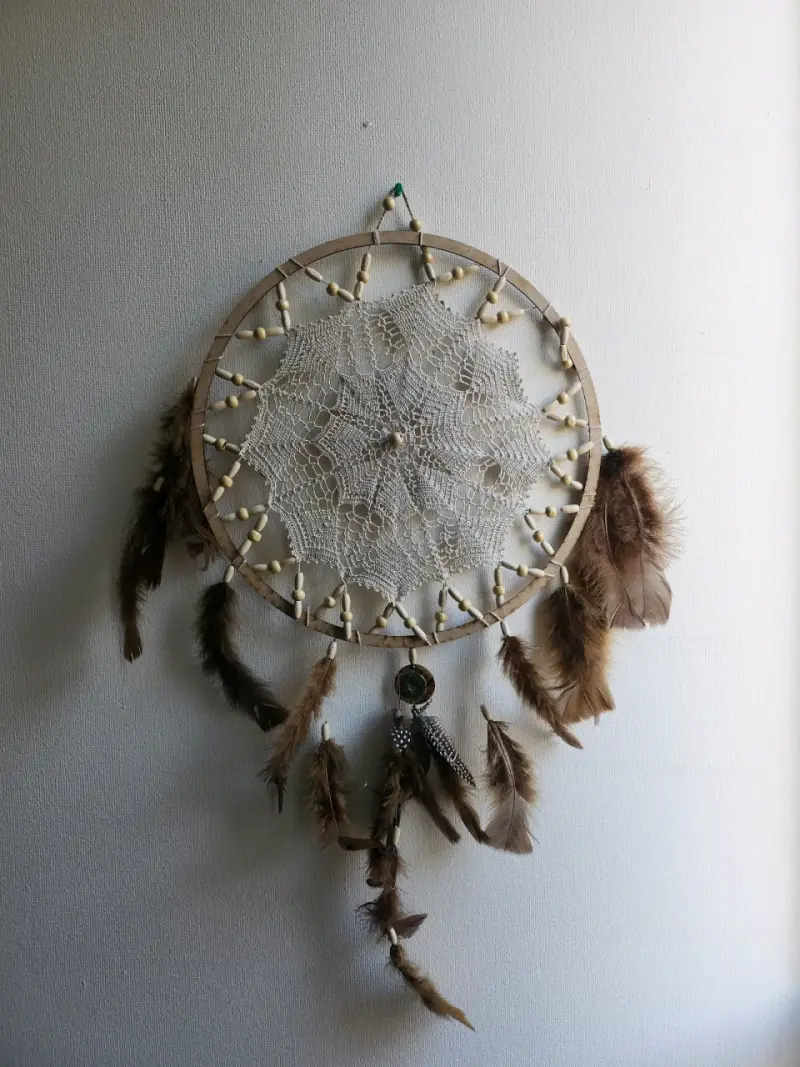 Atrapasueños artesanal con plumas naturales
