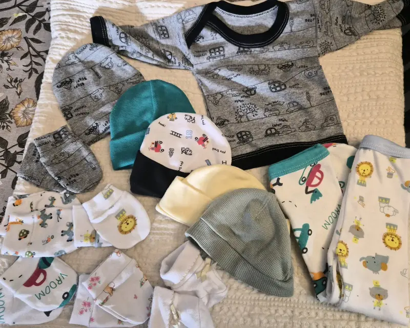 Conjunto de ropa de bebé con gorros y mitones - 1