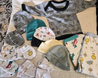 Conjunto de ropa de bebé con gorros y mitones - miniatura 1