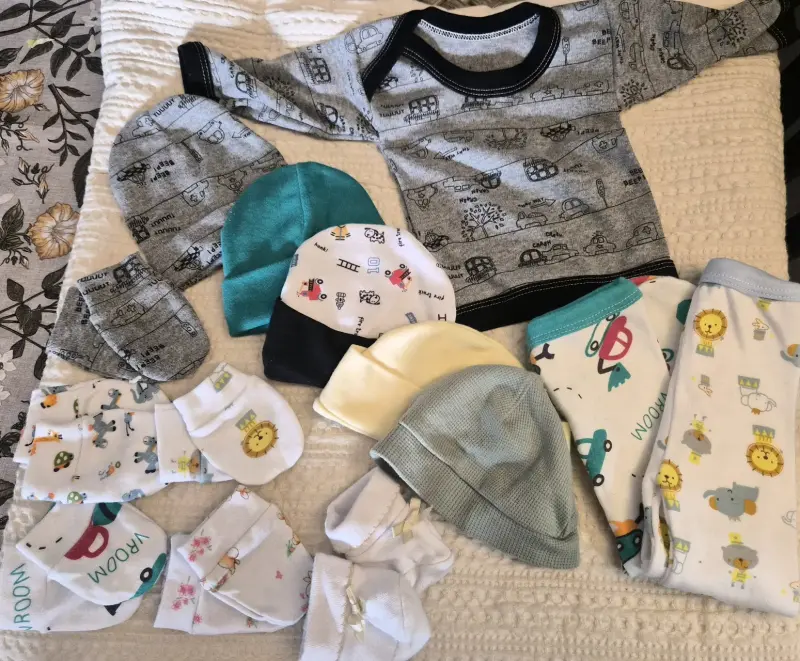 Conjunto de ropa de bebé con gorros y mitones - 2