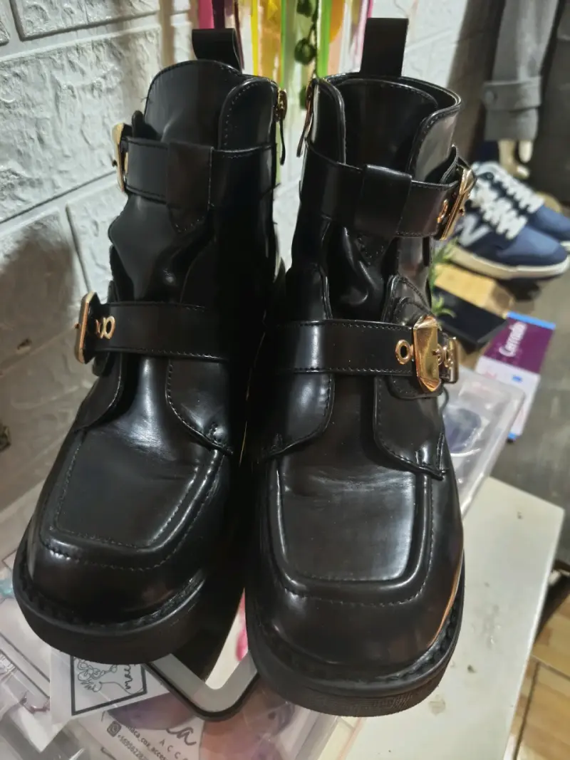Botines de cuero negro con hebillas doradas - 1