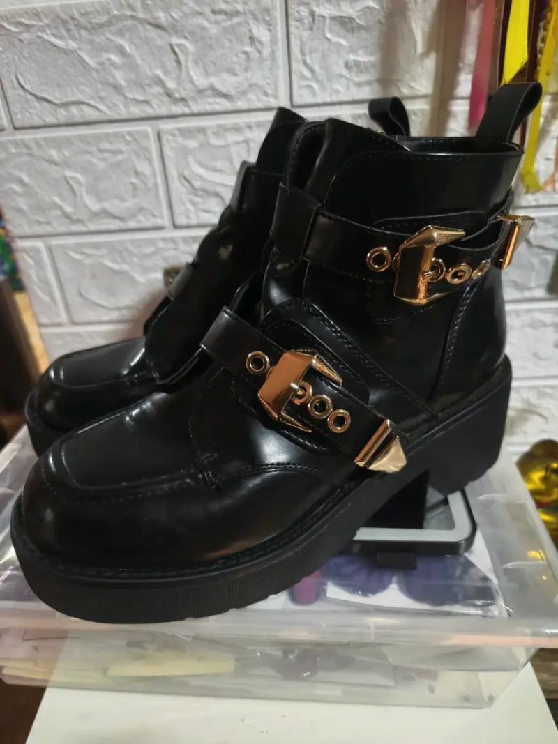 Botines de cuero negro con hebillas doradas - 2