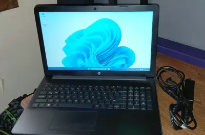 Laptop HP con Windows 11 y cargador - miniatura 1
