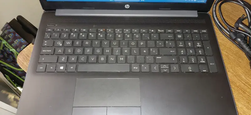 Laptop HP con Windows 11 y cargador - 2