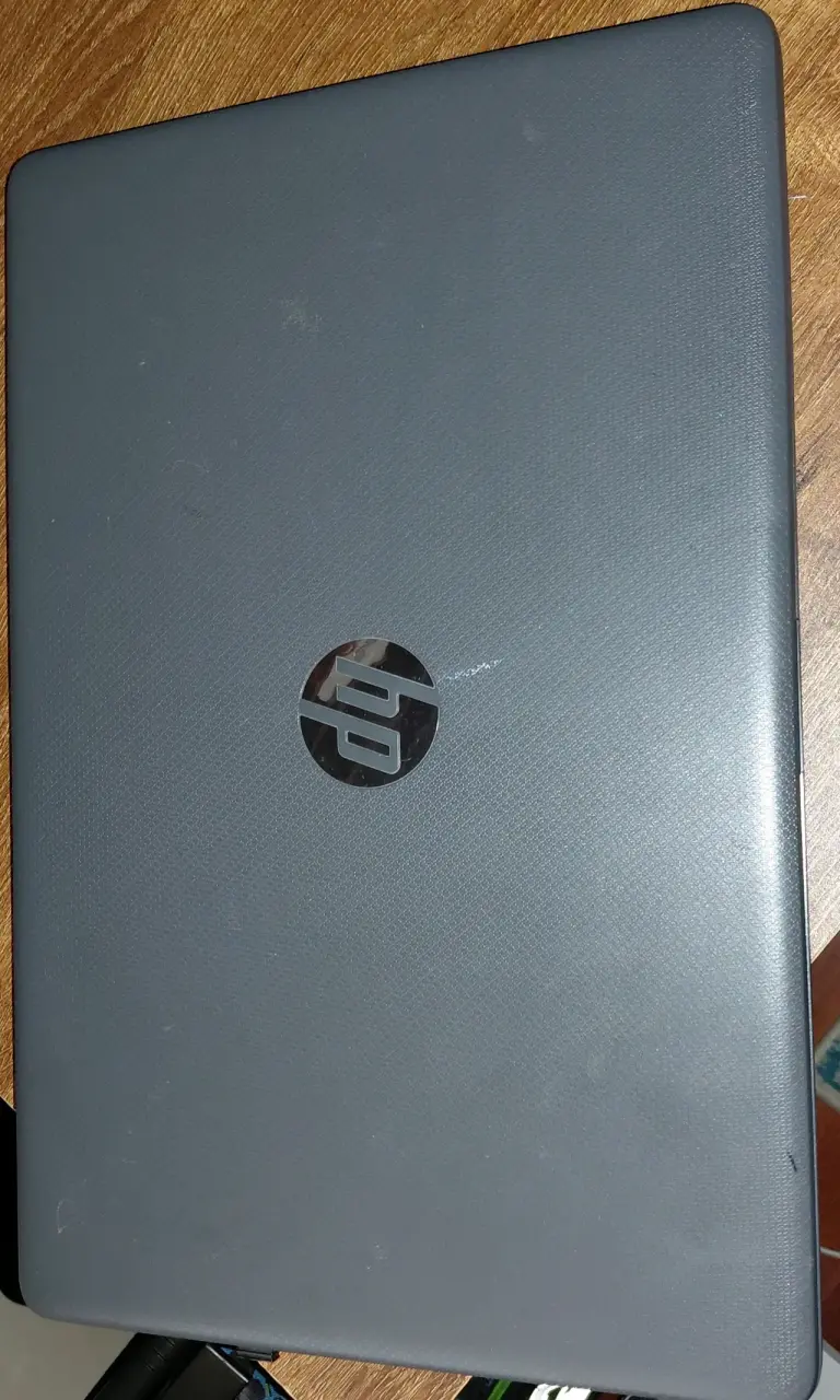 Laptop HP con Windows 11 y cargador - 3