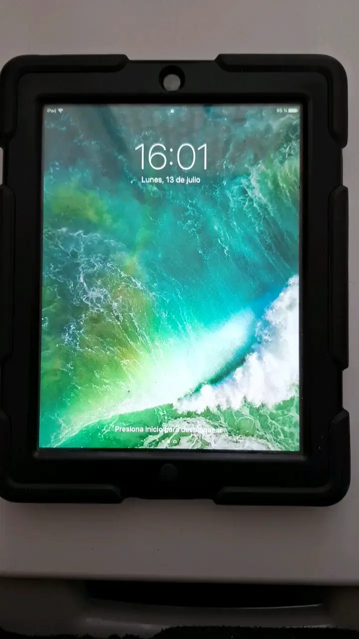 iPad con funda protectora negra - 1