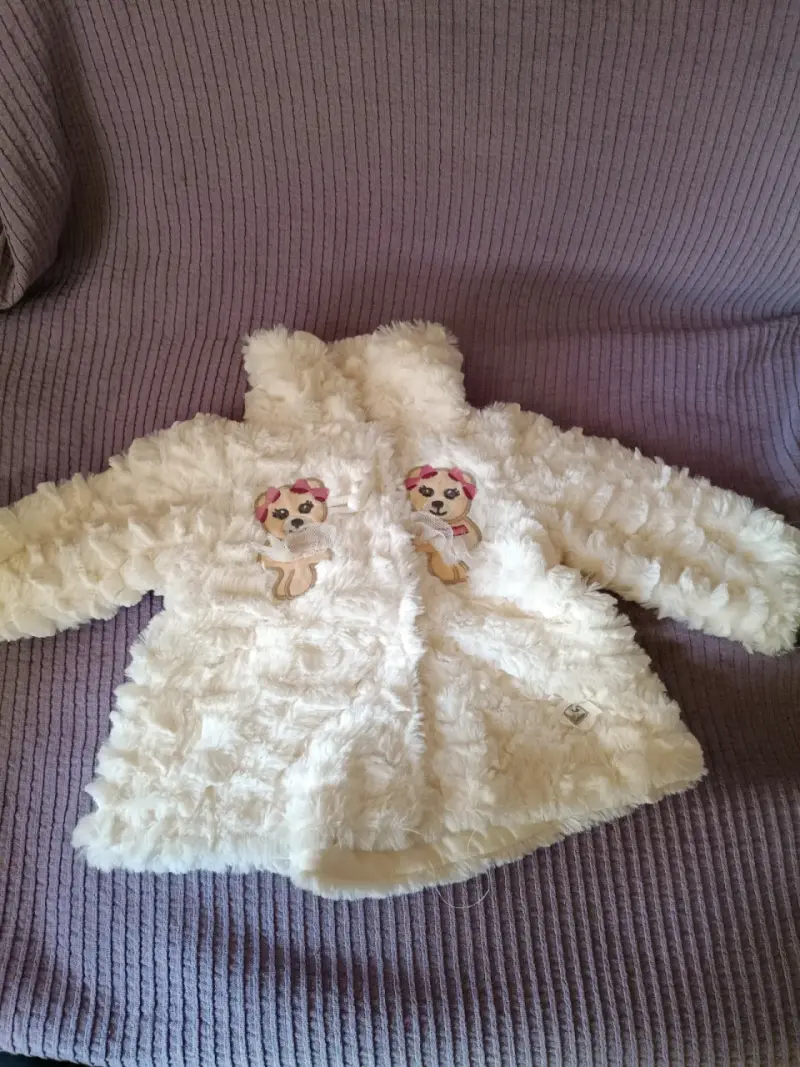 Abrigo infantil de peluche blanco diseño de osi