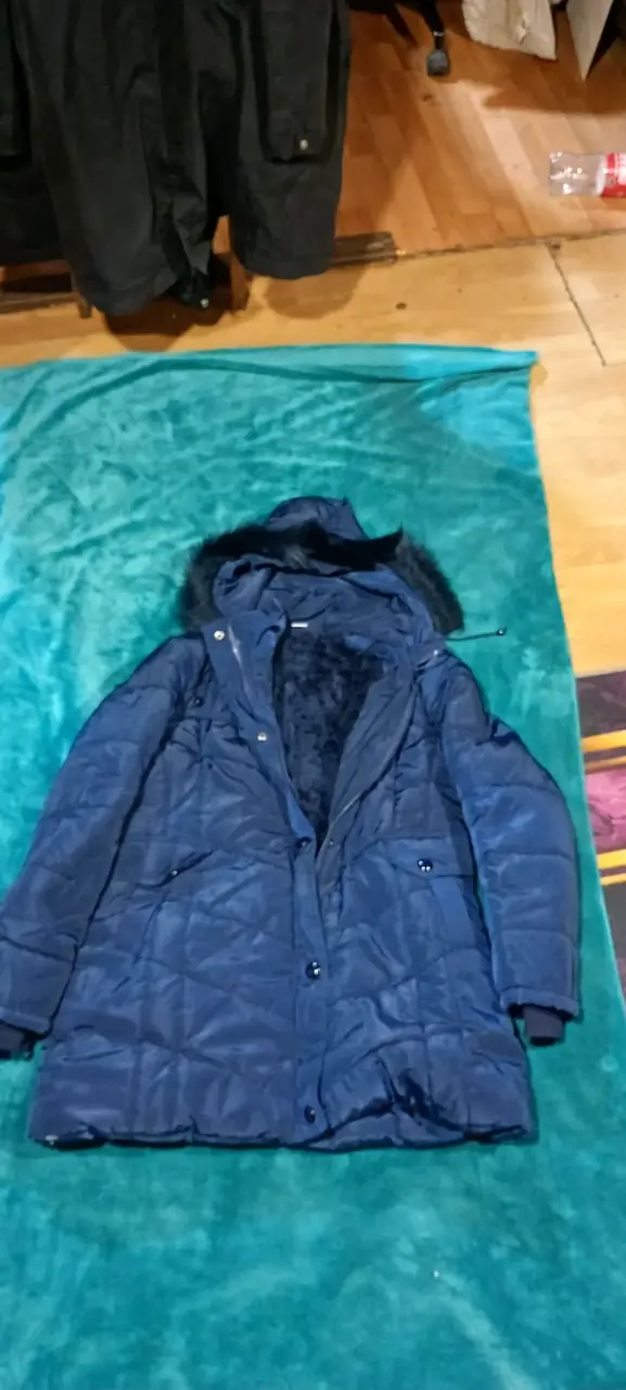 Chaqueta azul con capucha y forro de piel