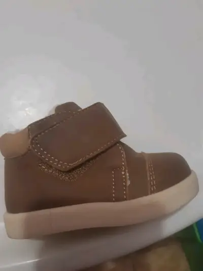 Zapato infantil marrón con velcro - miniatura 1