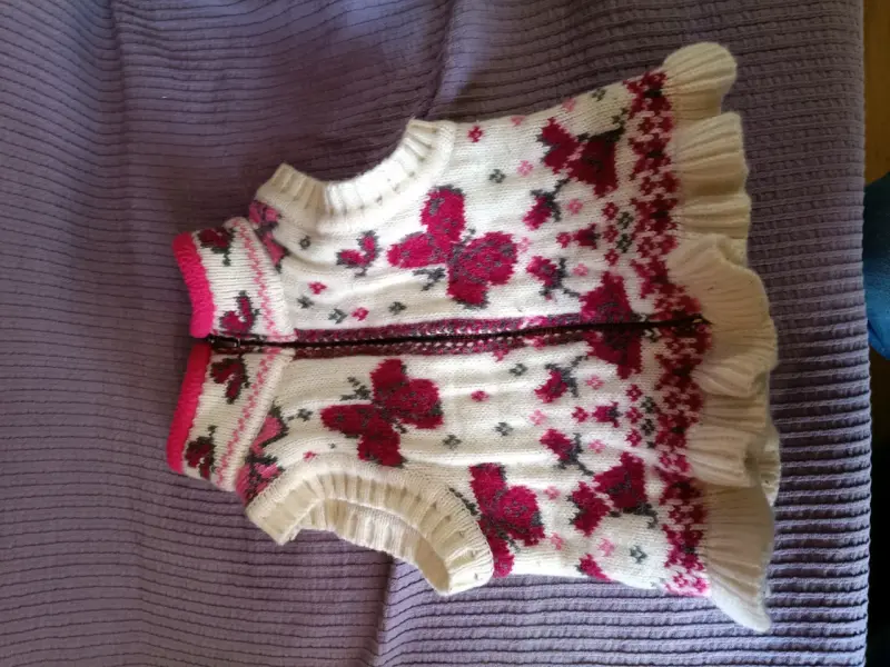 Chaleco tejido infantil con diseño floral