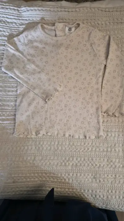 Polera manga larga beige  estampado animal print - miniatura 1