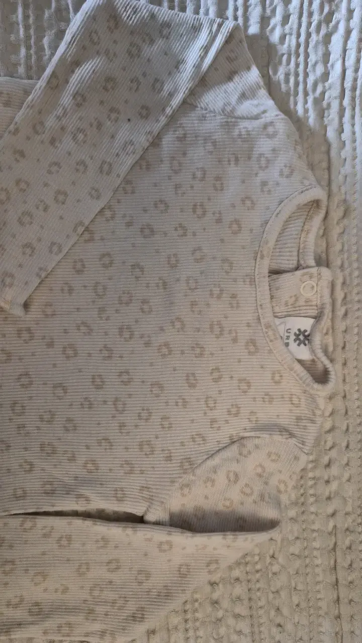 Polera manga larga beige estampado animal print - 2