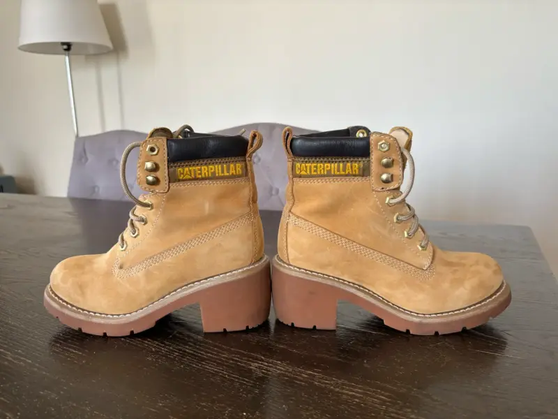 Botas Caterpillar de cuero beige para mujer - 1