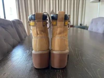 Botas Caterpillar de cuero beige para mujer - miniatura 4