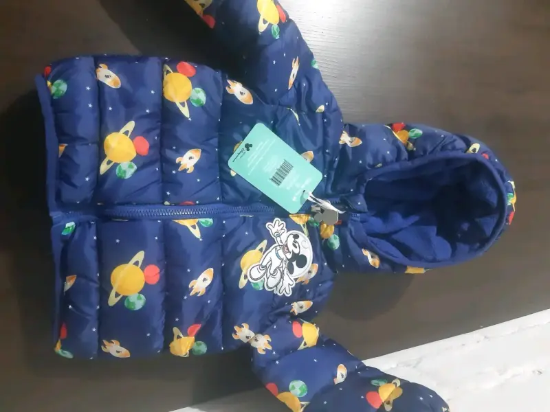 Chaqueta infantil con diseño espacial