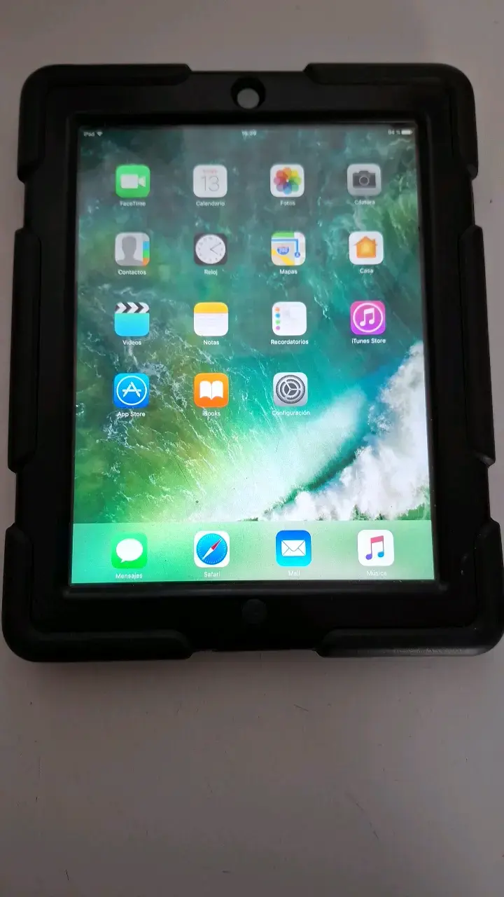 iPad con funda protectora negra - 2