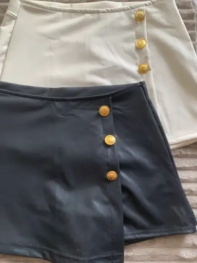 Falda short con botones dorados - miniatura 1