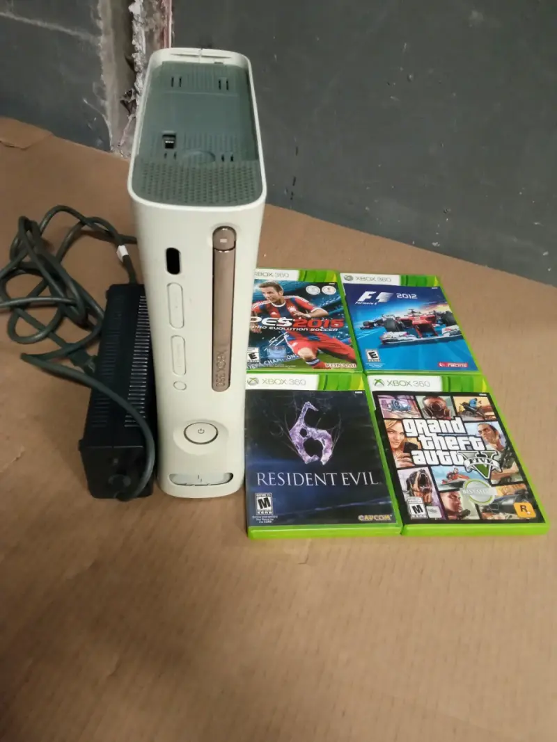 PARA REPUESTO, Consola Xbox 360 con 4 juegos - 1
