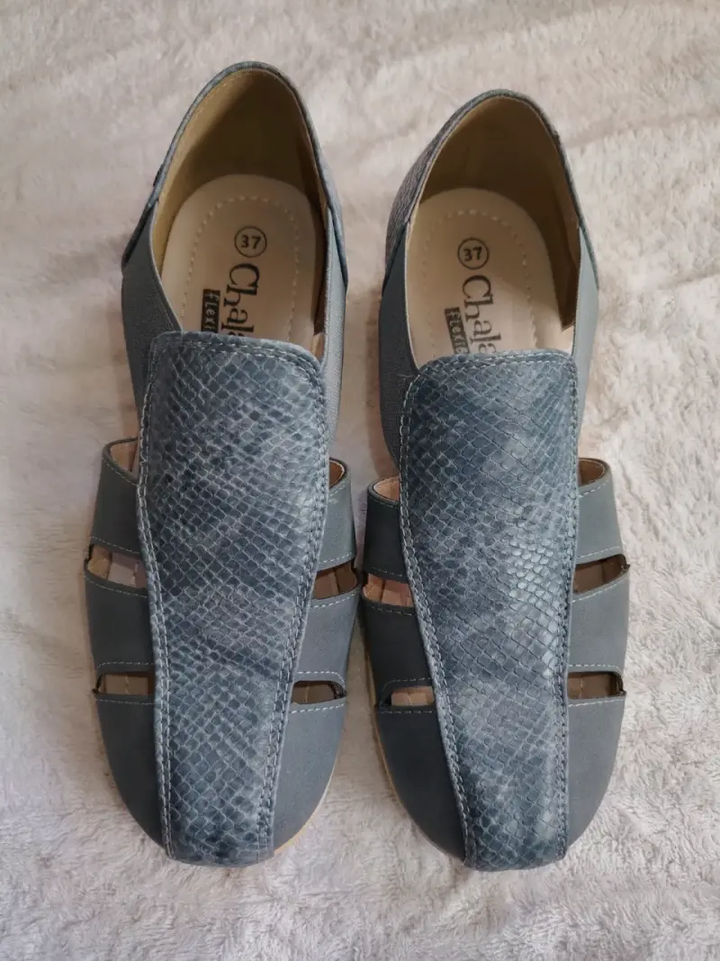 Zapatos de verano azul con diseño calado