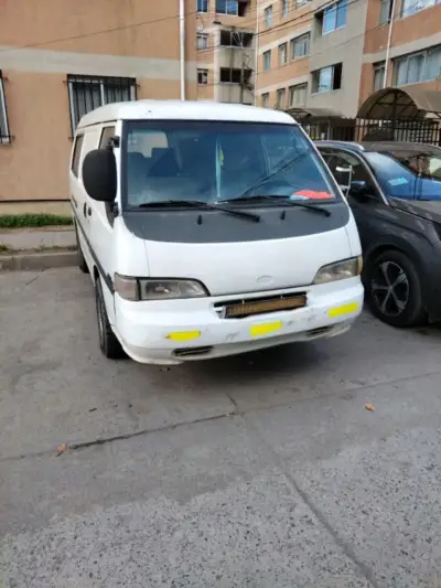 Furgón utilitario blanco en buen estado - miniatura 1