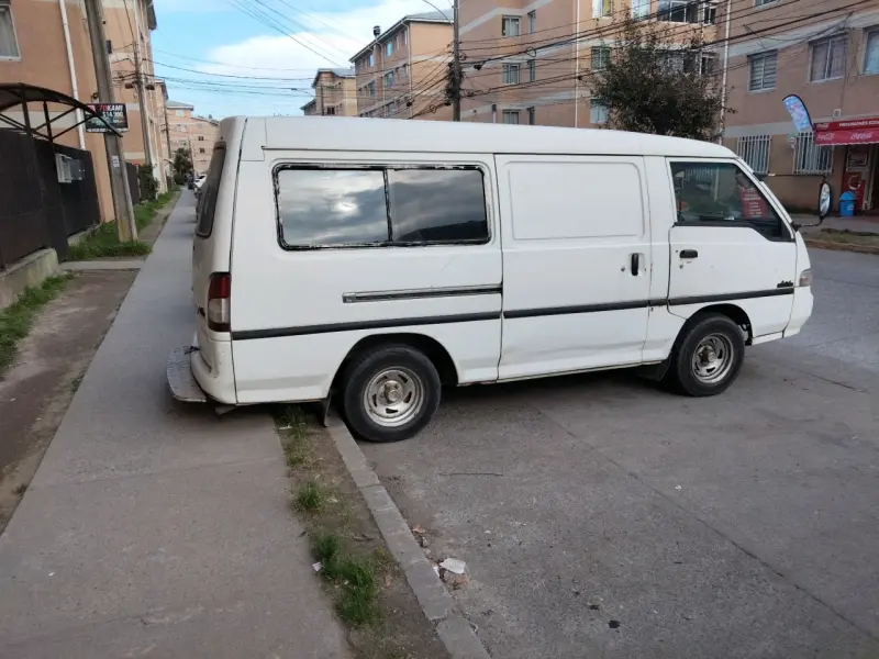 Furgón utilitario blanco en buen estado - 2