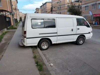 Furgón utilitario blanco en buen estado - miniatura 2