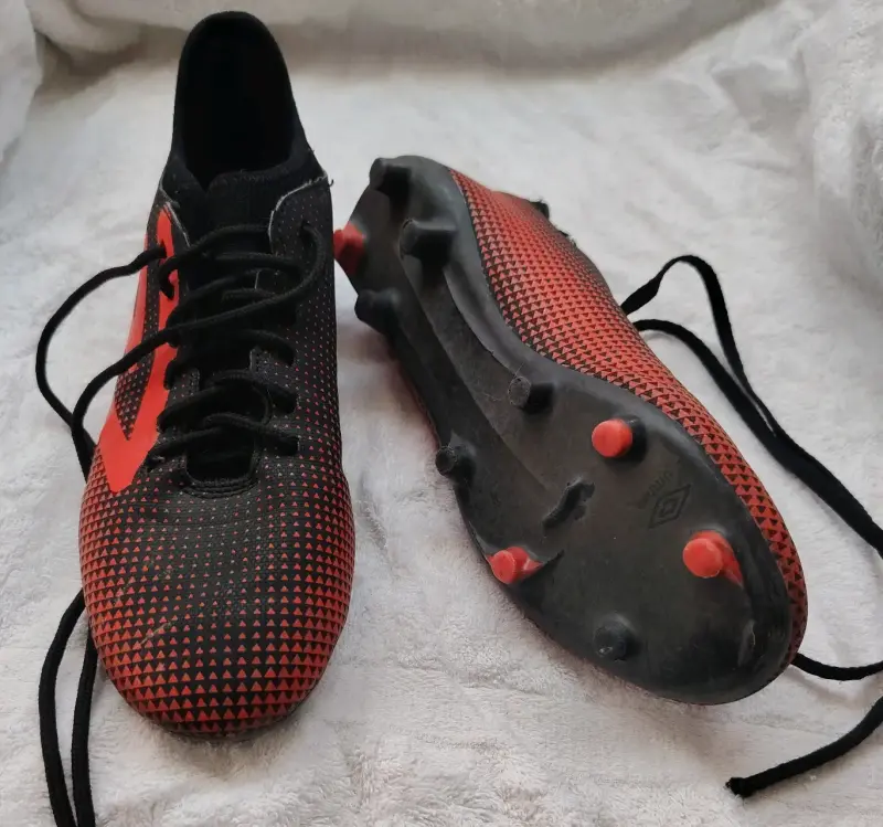 Botines de fútbol Umbro negros y rojos - 1
