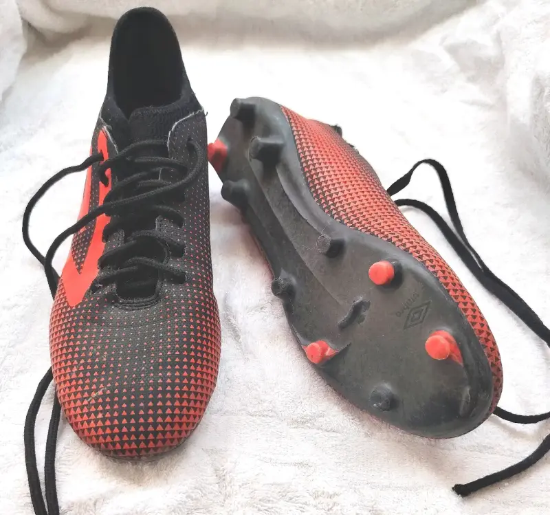 Botines de fútbol Umbro negros y rojos - 2