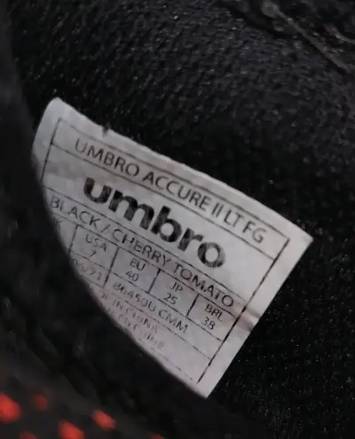 Botines de fútbol Umbro negros y rojos - miniatura 3