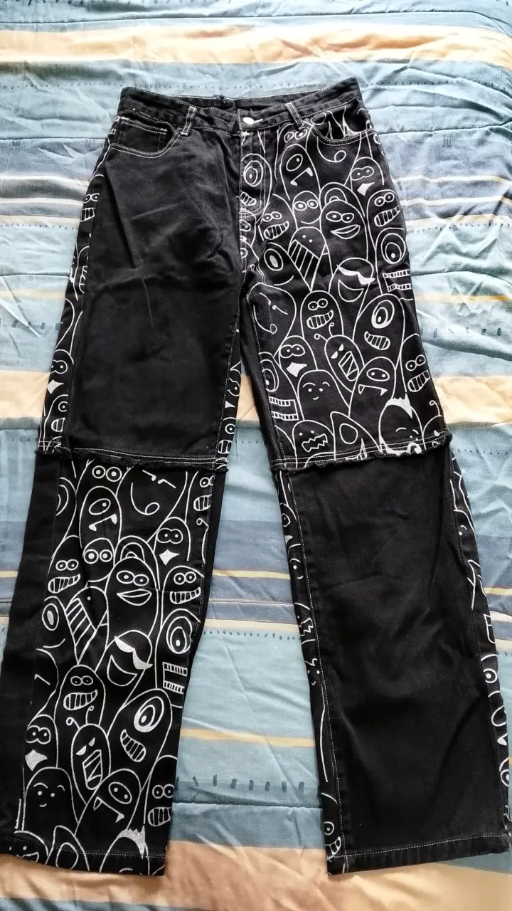Pantalones negros con diseño gráfico único
