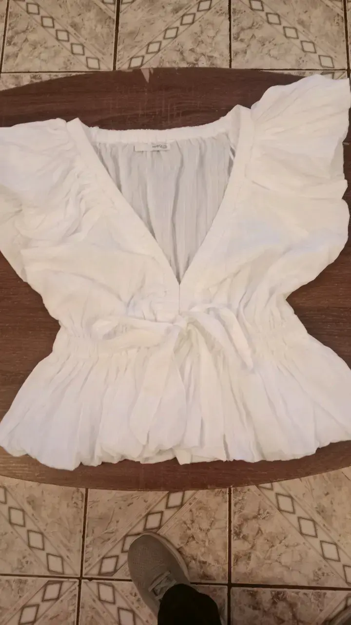 Blusa blanca con volantes y lazo