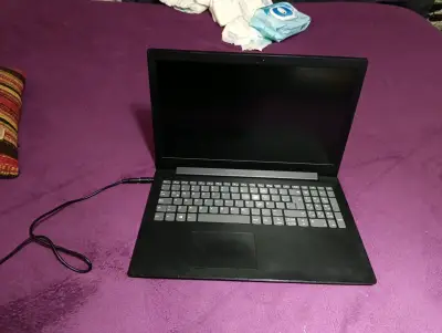 Laptop negra con cargador incluido - miniatura 1