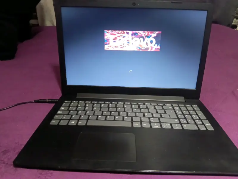 Laptop negra con cargador incluido - 2