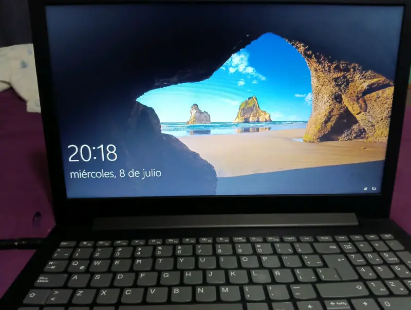 Laptop negra con cargador incluido - 3