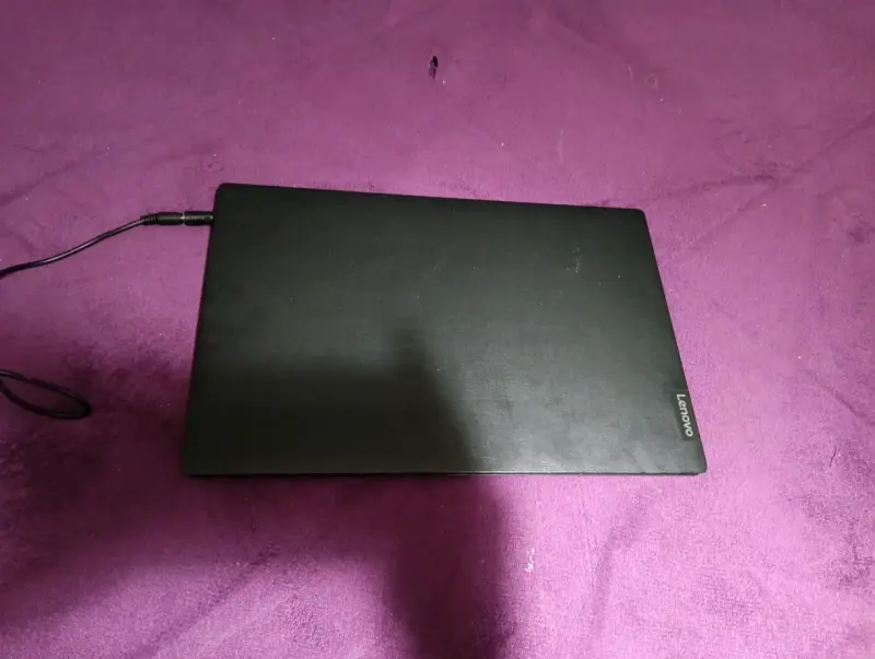Laptop negra con cargador incluido - 4