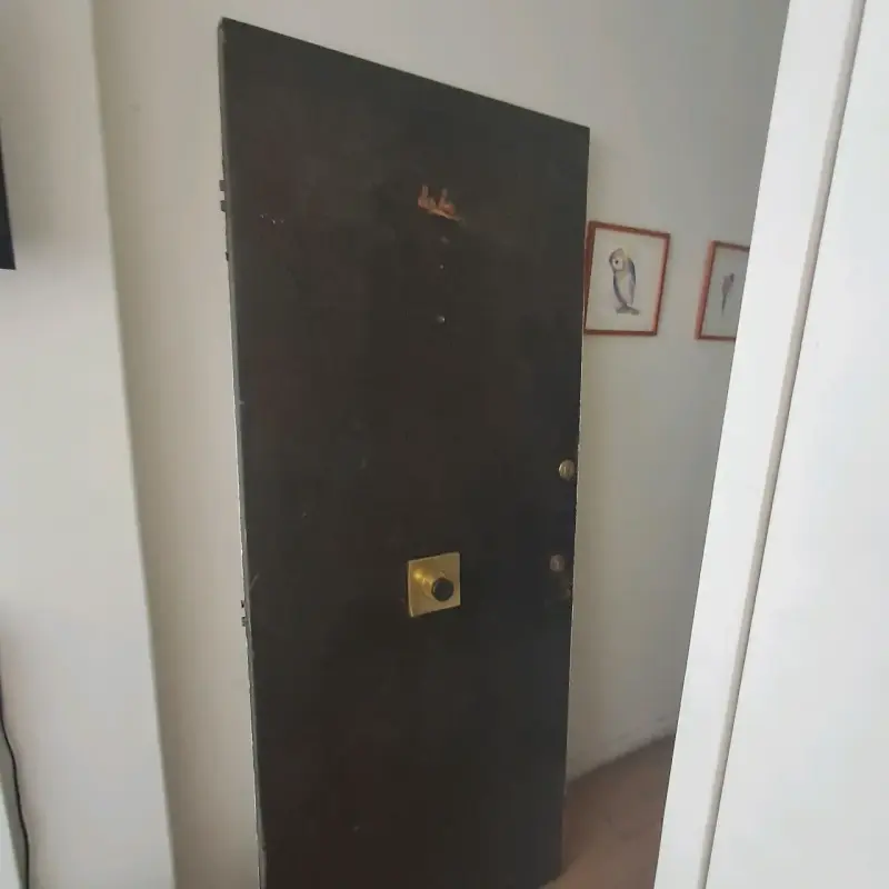 Puerta de madera de departamento