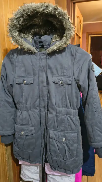 Parka gris con capucha de piel sintética talla 8 - miniatura 1