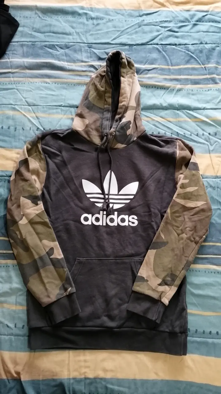 Polerón Adidas camuflado con capucha