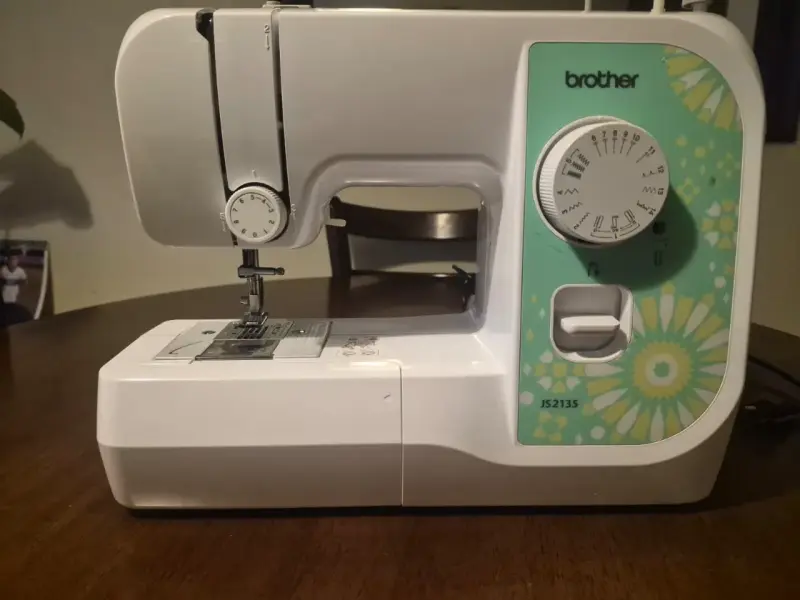 Máquina de coser Brother JS2135 compacta - 1