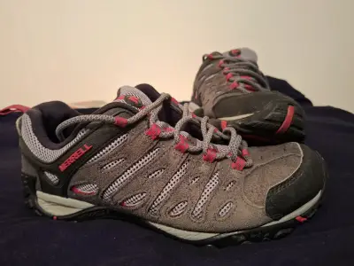 Zapatillas de senderismo Merrell gris y rojo - miniatura 1
