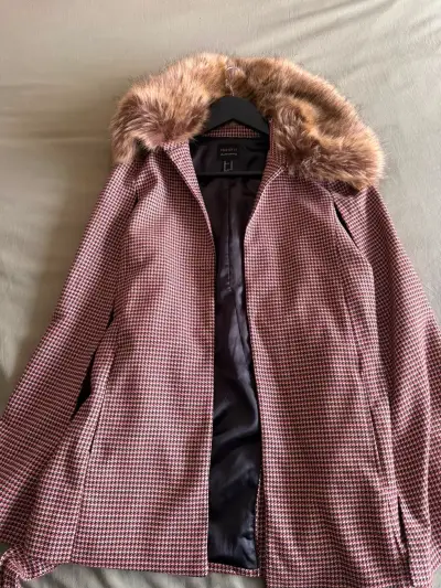 Abrigo Forever 21 con capucha de piel sintética - miniatura 1