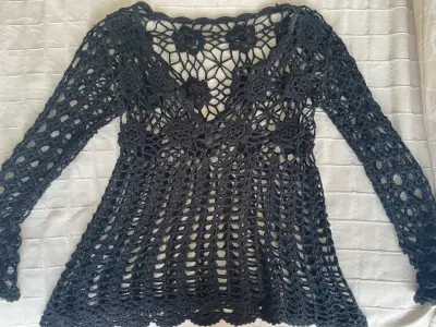 Suéter tejido a crochet negro floral - miniatura 1